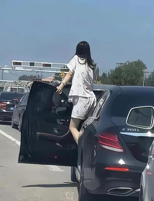 高速上堵车看到的，这姑娘挺虎啊！ 