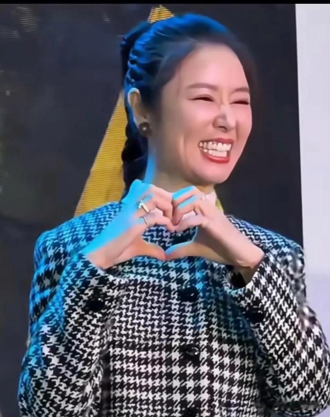 #秋日生活打卡季#48岁的林心如，笑容满面，岁月似乎未曾在她脸上留下痕迹。这得益
