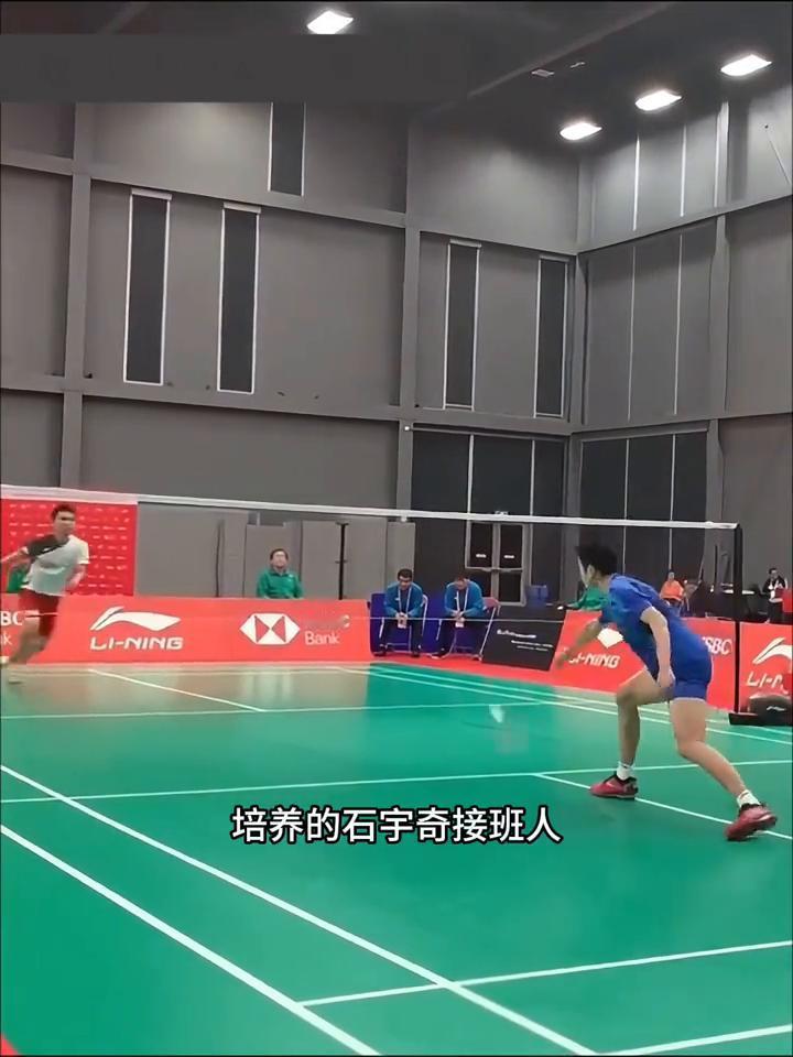这是十八岁的青奥会冠军李世峰，在一八年世青赛对阵十七岁的奈娘刚工大，鄙视李师傅乃