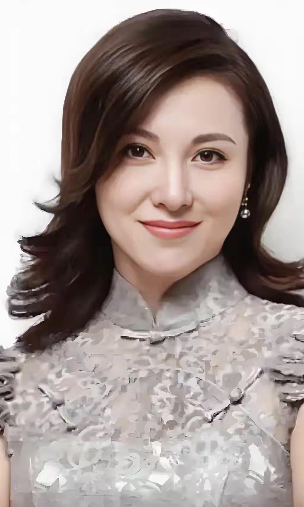 这一位女演员长着一副国泰民安的脸，感觉比很多央视的主持人都要端庄大气，面容清秀、