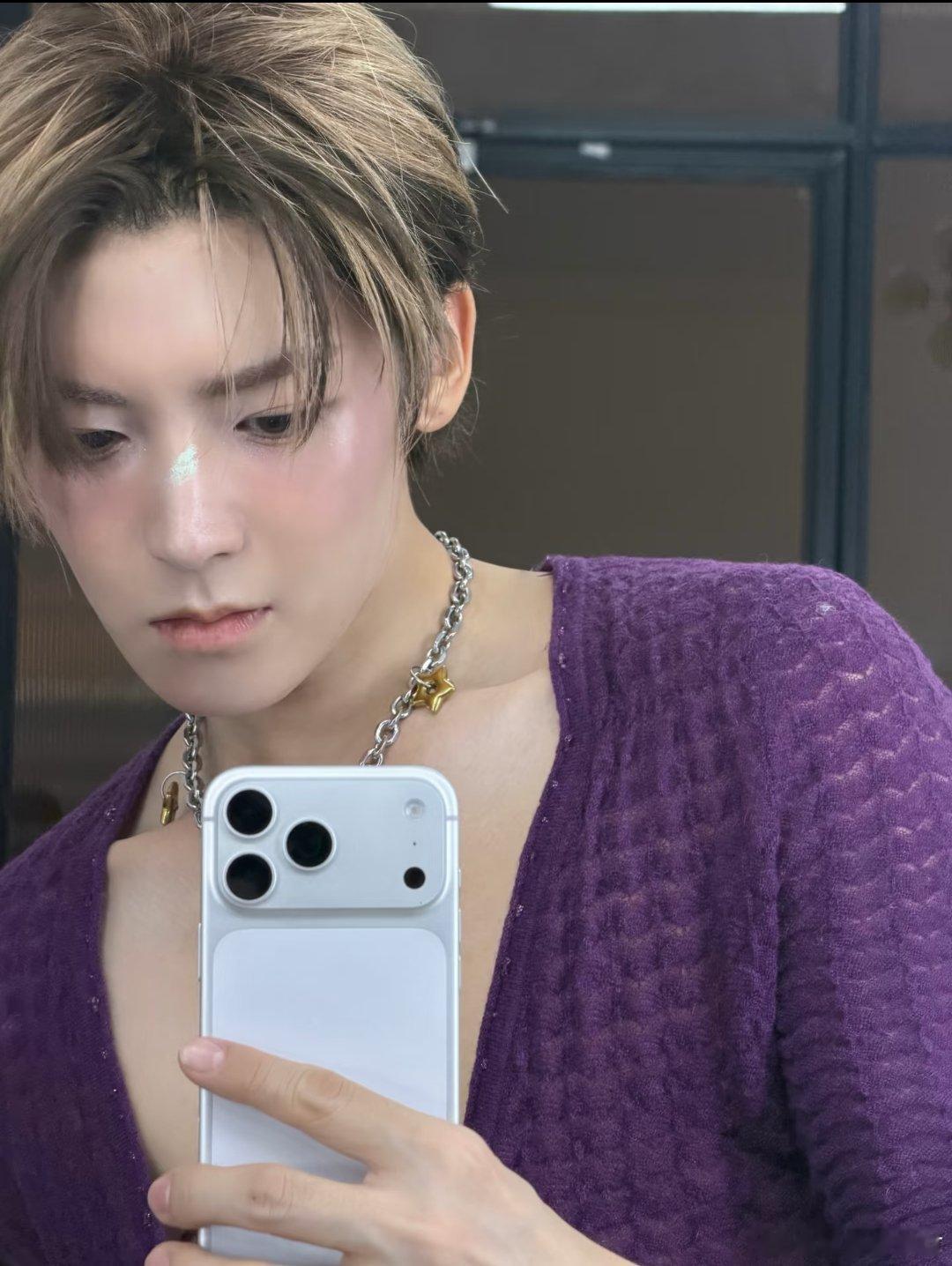 侯明昊分享的一组自拍～“清理库存之一” 