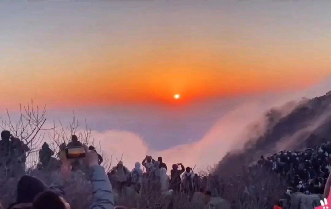 《清平乐·泰山观日出》

峰巅风骤，
寒夜星光瘦。
独倚危栏心守候，
天际曙光初