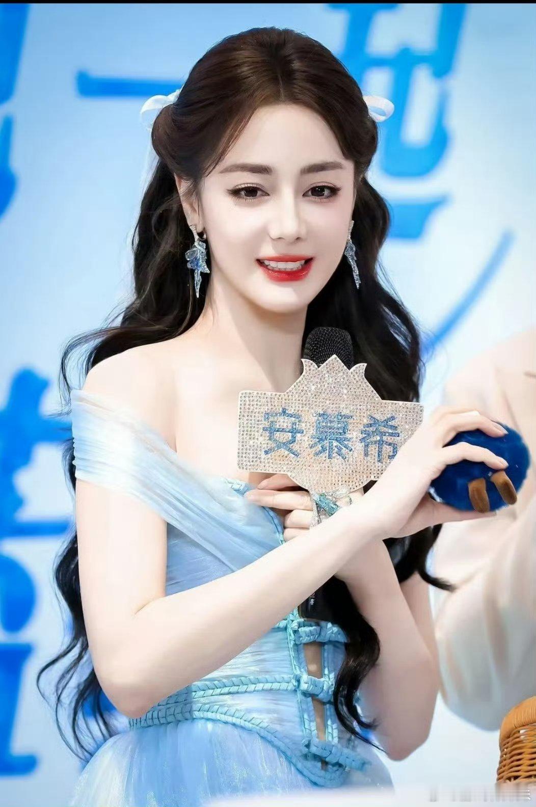 迪丽热巴全程都很不自在线下活动抹胸礼服露肤设计局促，热巴整场频频抬手遮挡身前，肩