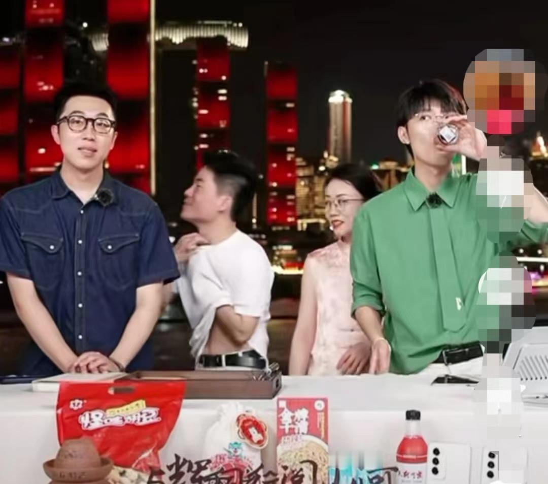 笑死了！董宇辉，这一次失算了！当时，他拿着音麦，正打算撩起衣服，将音麦的线从衣服