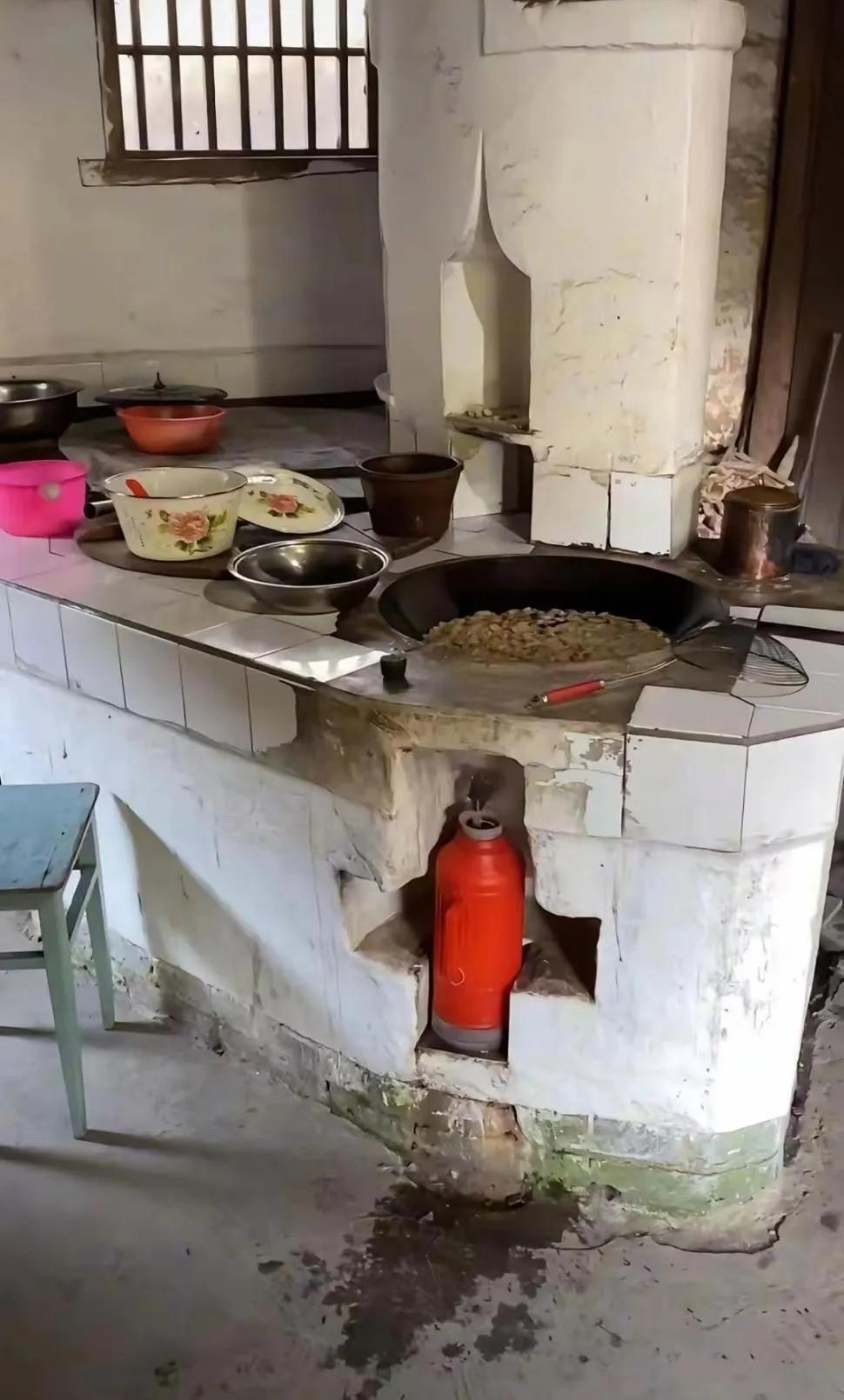 不得不佩服农民的智慧！这样的灶台设计简直绝了！既能节约柴火，做饭的时候还可以随时