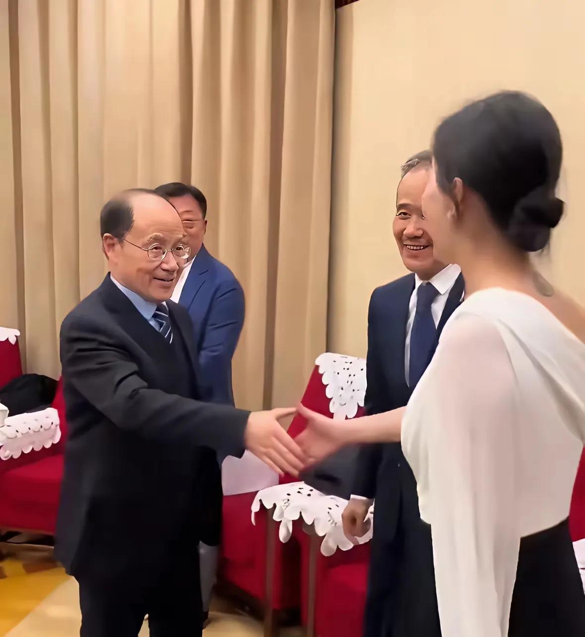 原来王石和田朴珺有热议
是因为这个田朴珺身上的纹身？
据说不是普通的纹身，是泰文