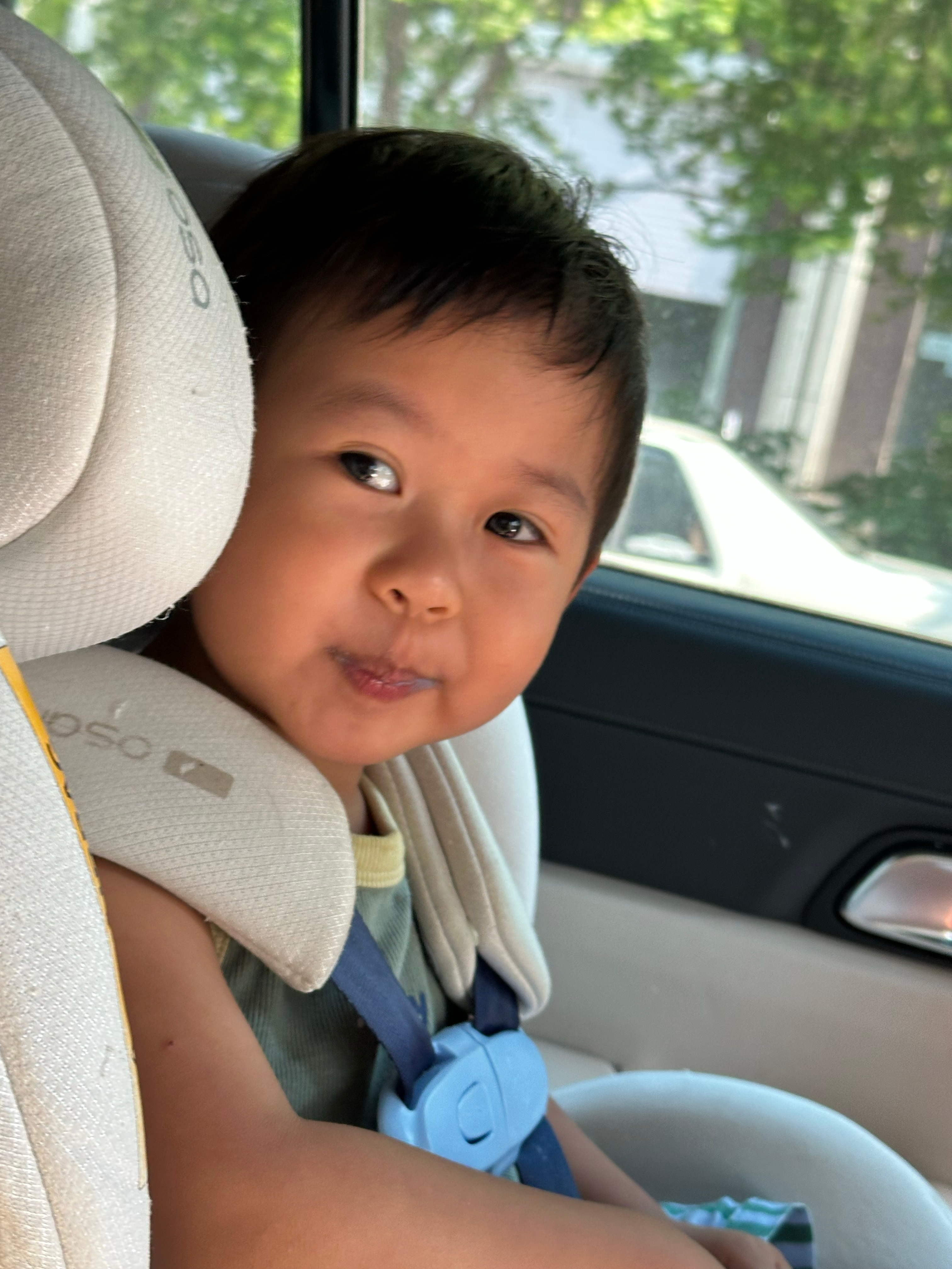 老师给了袋小溶豆，我说给爸爸妈妈分享吧。年糕说：爸爸一个，妈妈一个，我一些！糕言