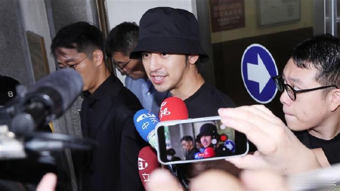 陈柏霖修杰楷交保修杰楷不觉得是冤大头 据台媒，经检察官复讯后谕令陈柏霖、修杰楷、