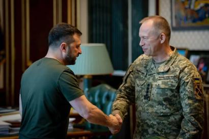 乌克兰拒绝美国提议，自己不会听从特朗普的建议，而是要坚持泽连斯基的立场。
 
现