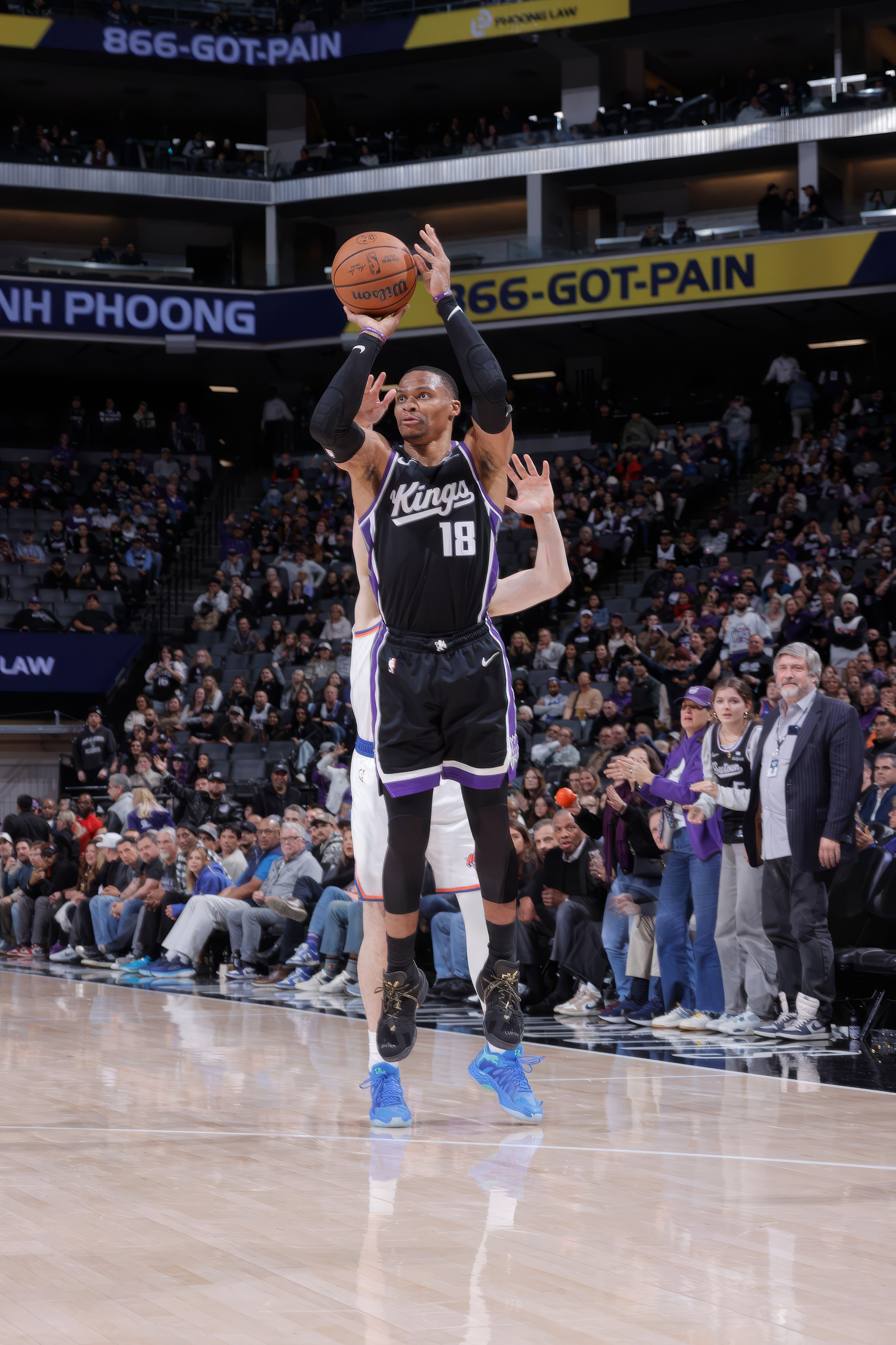 国王3连胜期间，威少场均18.7分5.7板9.3助，投篮命中率48.8%，三分命