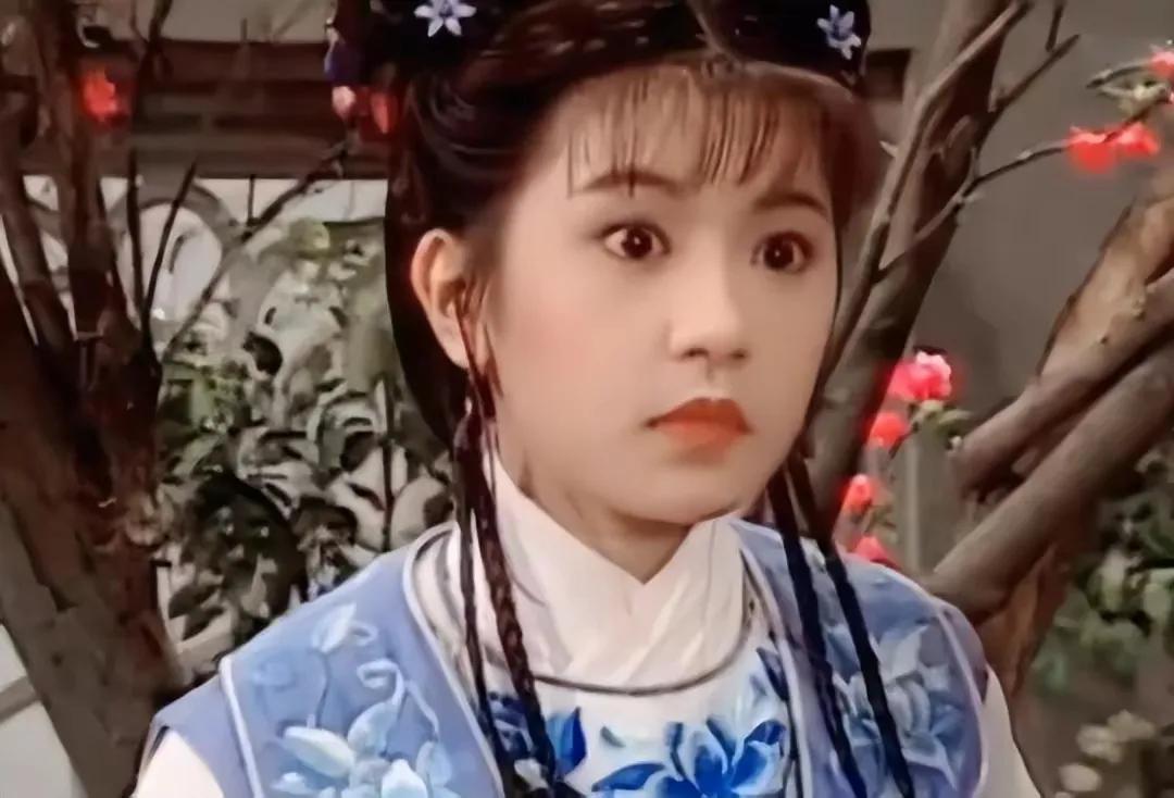 35岁的贾静雯褪去婴儿肥，骨相凸显竟然比她20岁胶原蛋白满满的时期要漂亮太多，2