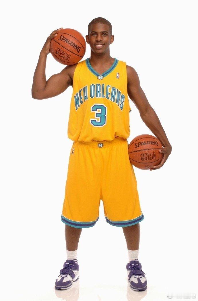 克里斯保罗正式宣布将在本赛季后退役，我还记得当年看他打球还是在黄蜂的时候，整个控