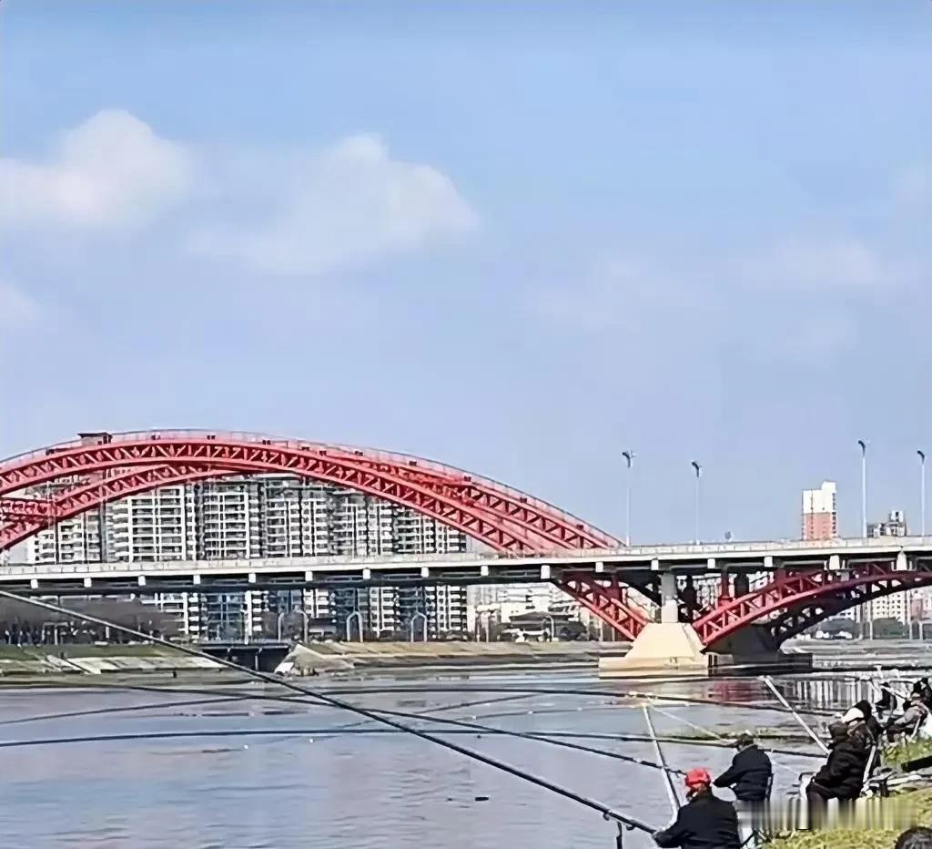 1. 观察水面：鱼跃、水花或水鸟聚集处。
2. 地形分析：水流交汇、深浅交界、水