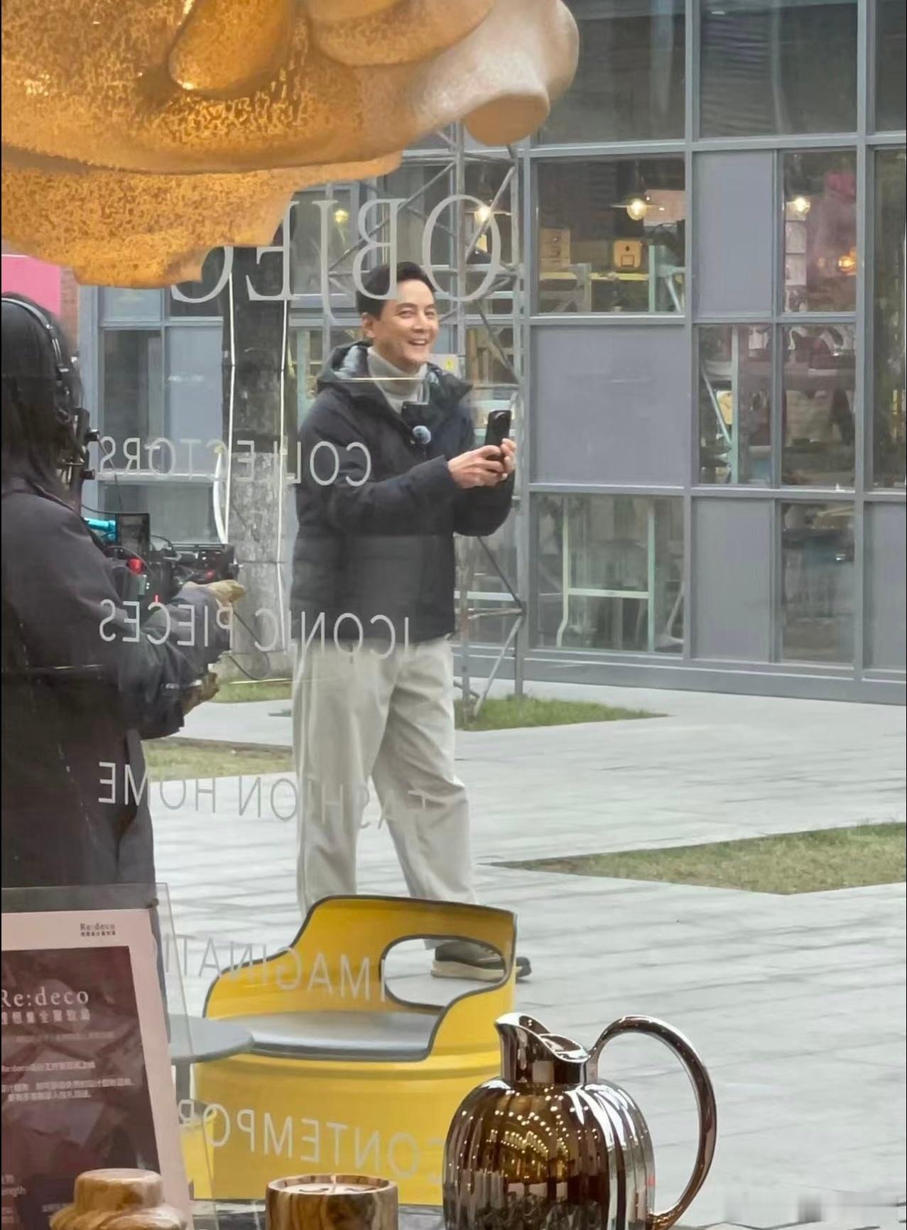 看来小米找了吴彦祖，被网友拍到了几张谍照，他手上拿的大概率就是小米17 Ultr