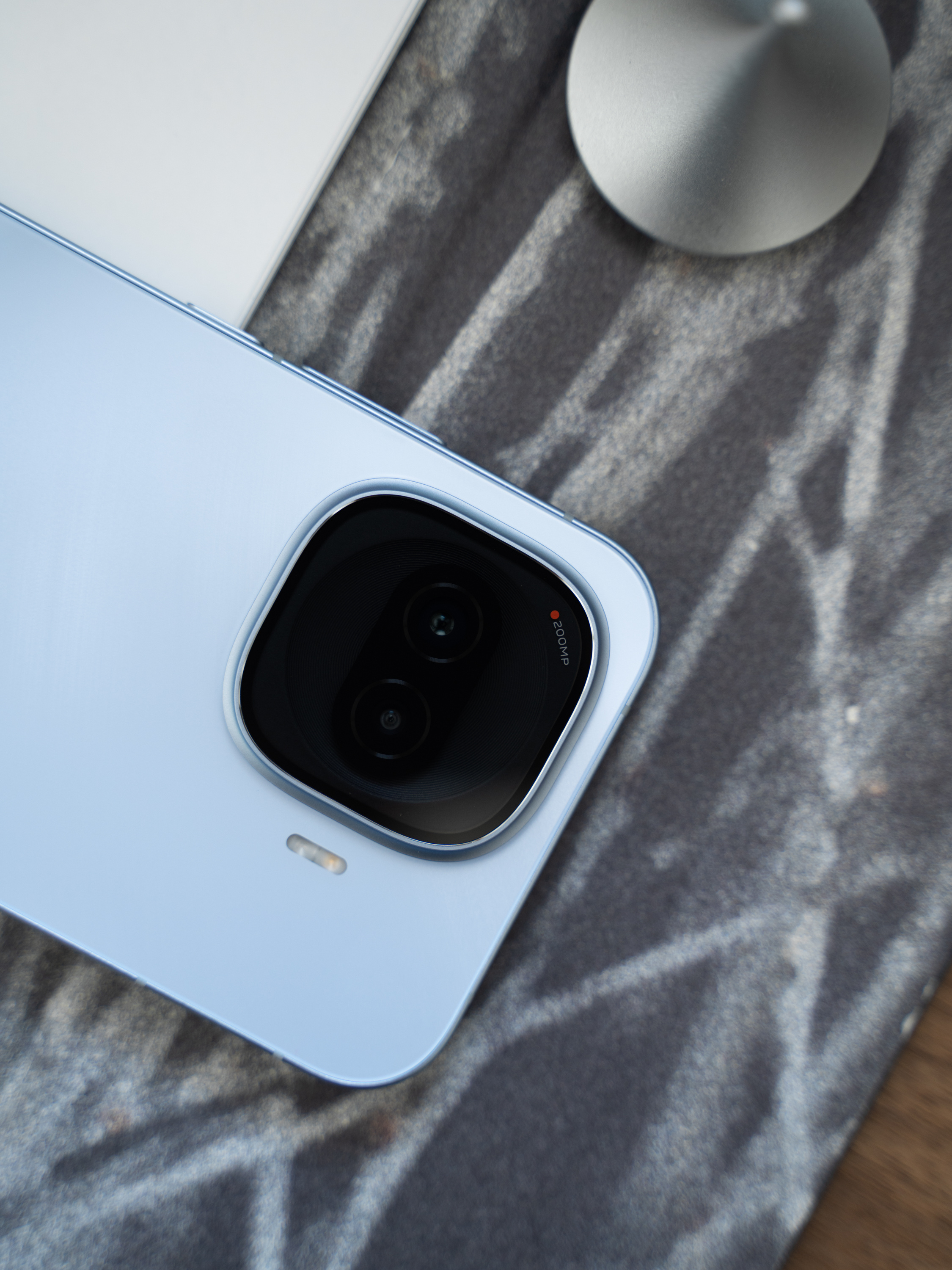 iQOO Z11今晚登场，发几张它大哥Z11 Turbo的图不过份吧。中端价位卷