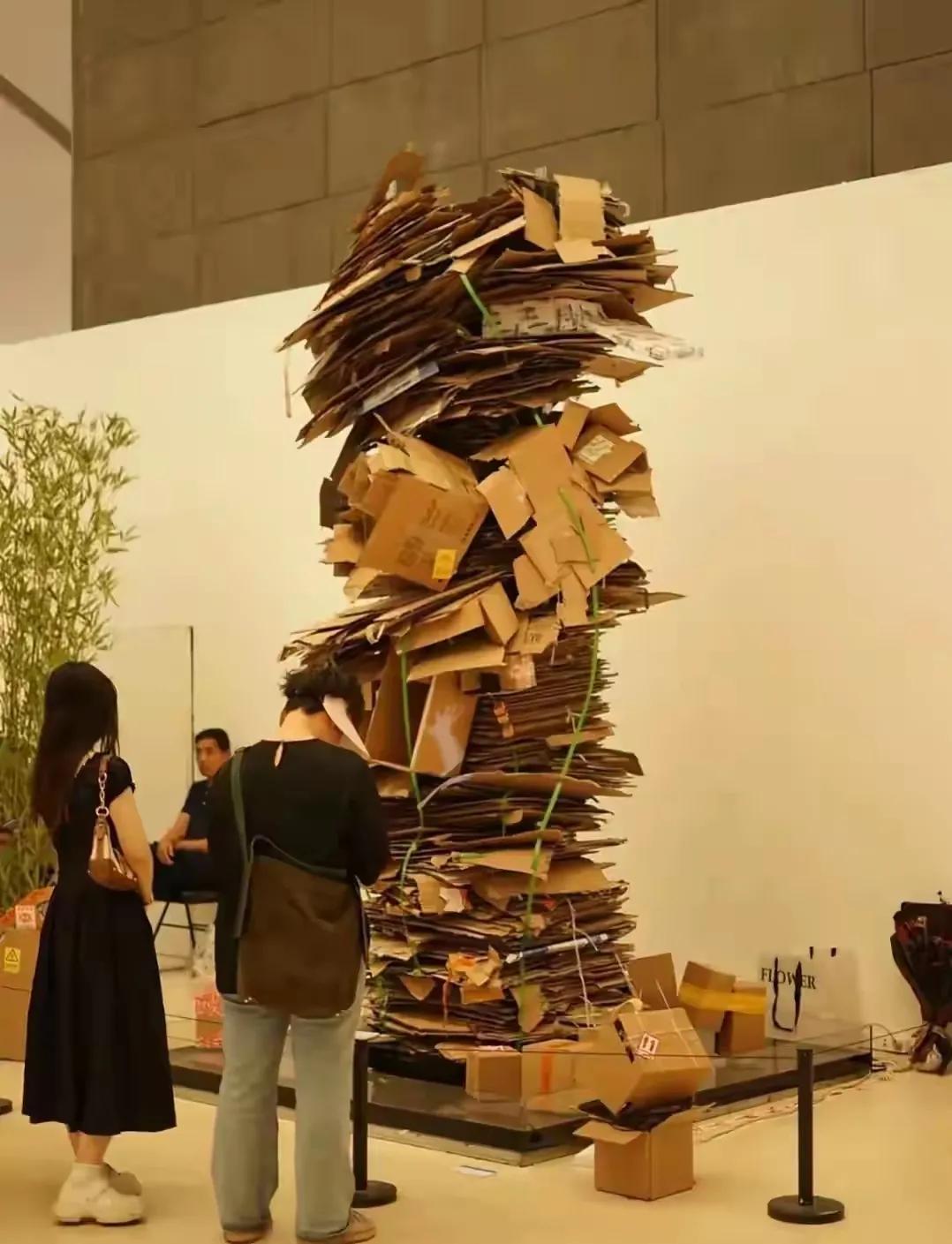 
你能想象的到，这一堆纸皮堆起来的东西居然是央美毕业生设计的作品。据说造价还高达