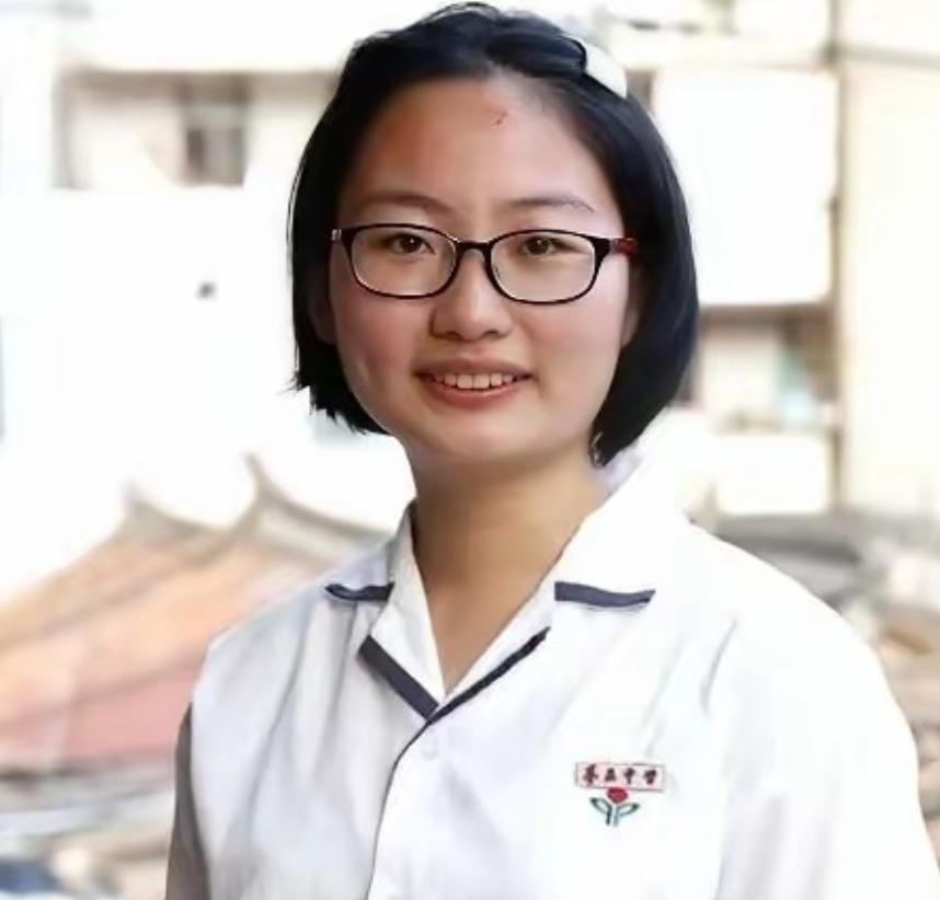 她是中国最贵高考女状元，高考考了687分，得到100万的奖励，高中母校给她30万