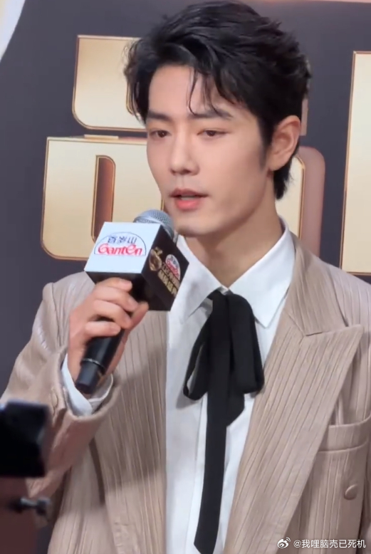 肖战把红毯走成秀场肖战浅色套装绅士风肖战浅色套装绅士风，肖战把红毯走成秀场，谁懂