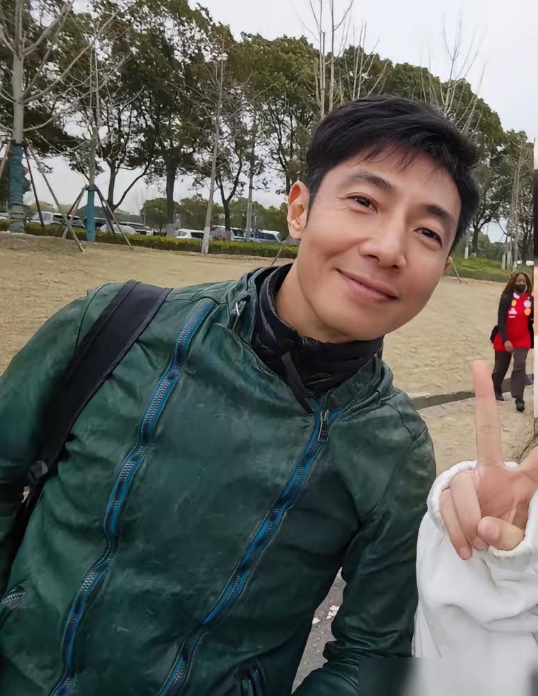 撒贝宁太低调了！同样都是带老婆去看 F1，撒贝宁几乎找不到人。
要不是看台上网友