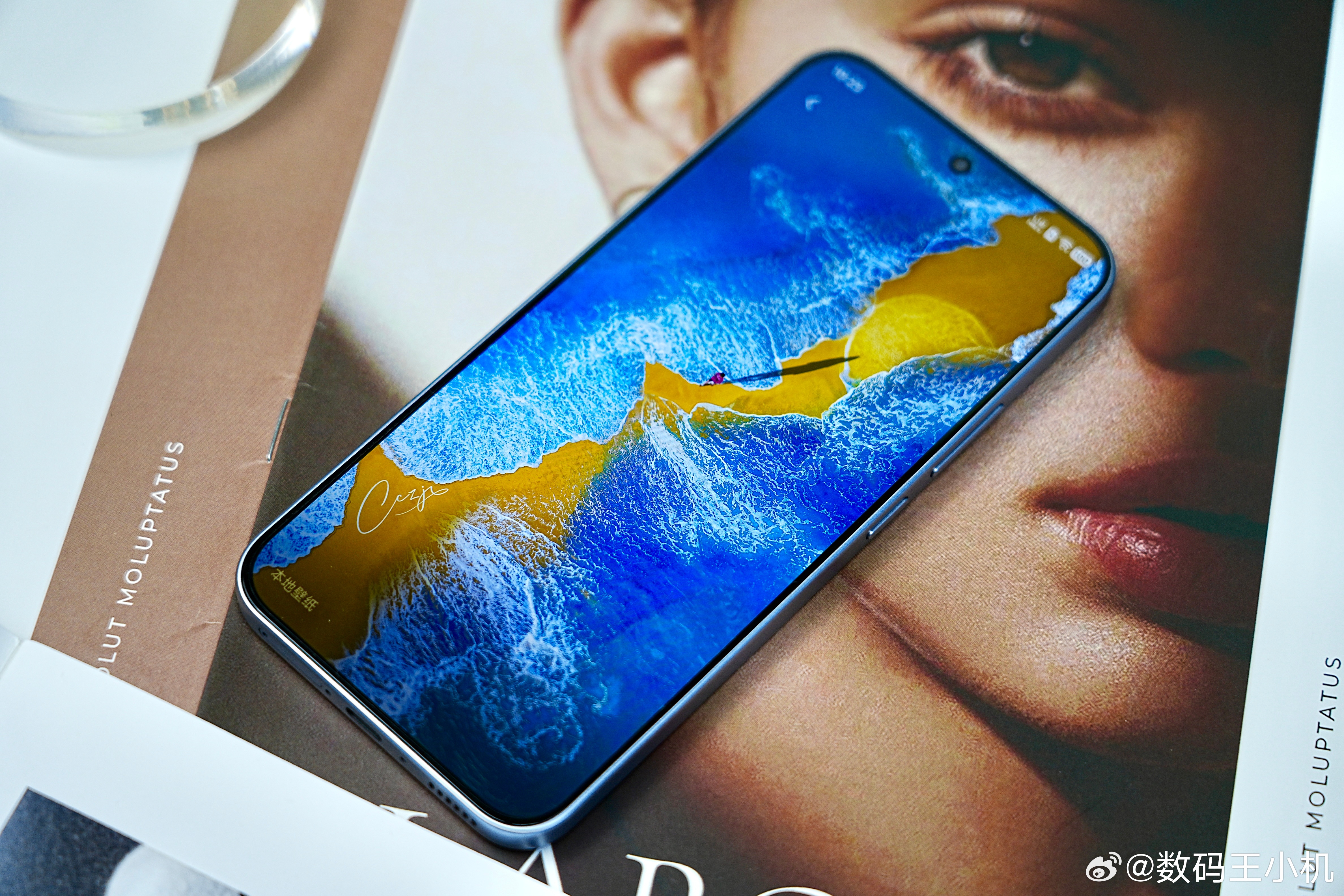 这还是我熟悉的iQOO Z系列嘛，这个配色简直绝了，背板以深邃蓝色为基底，采用高