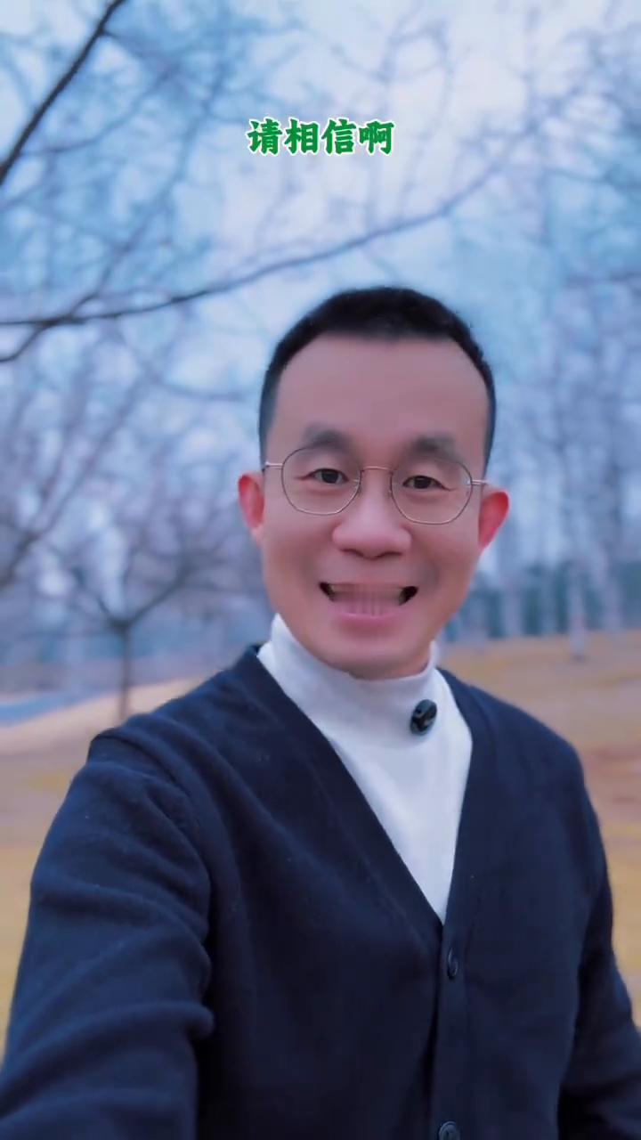 人生何其短。
这么漂亮的年纪为什么不让自己快乐？人生何其短，你要笑得格外甜。别困