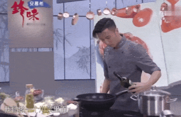 谢霆锋演唱会选重庆世界上怎么可能会有这么巧的事情？谢霆锋前脚刚吃完香辣蟹，后脚就
