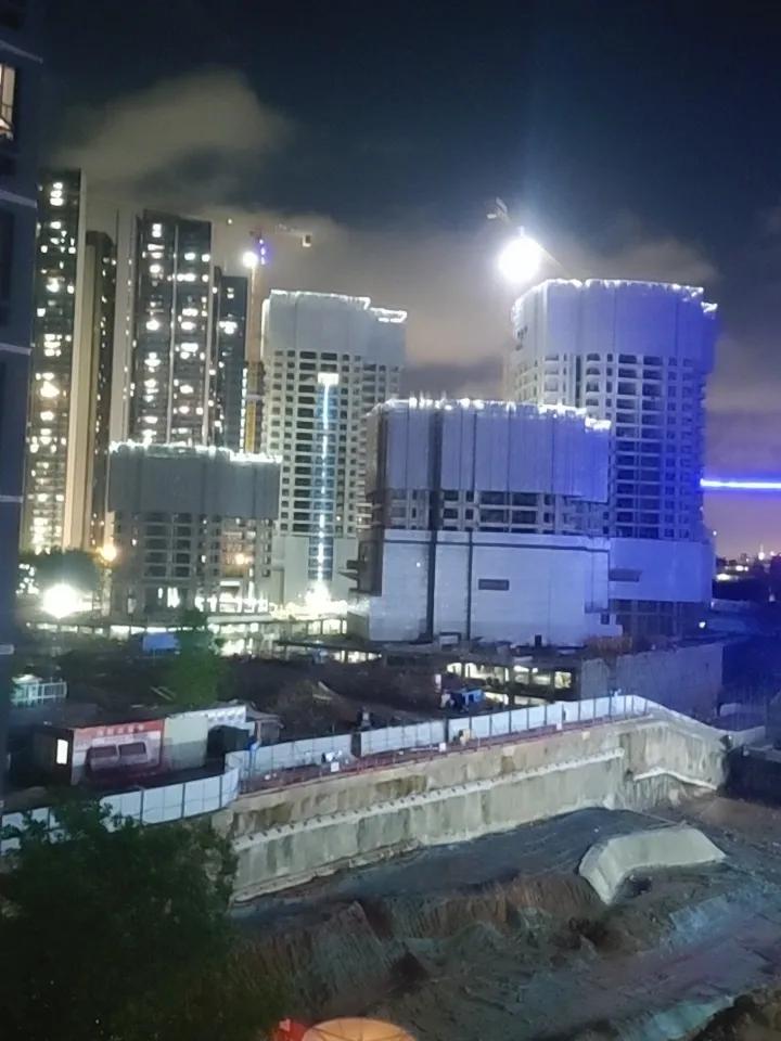 夜幕下的城市建筑工地，灯火辉煌，忙碌的夜晚