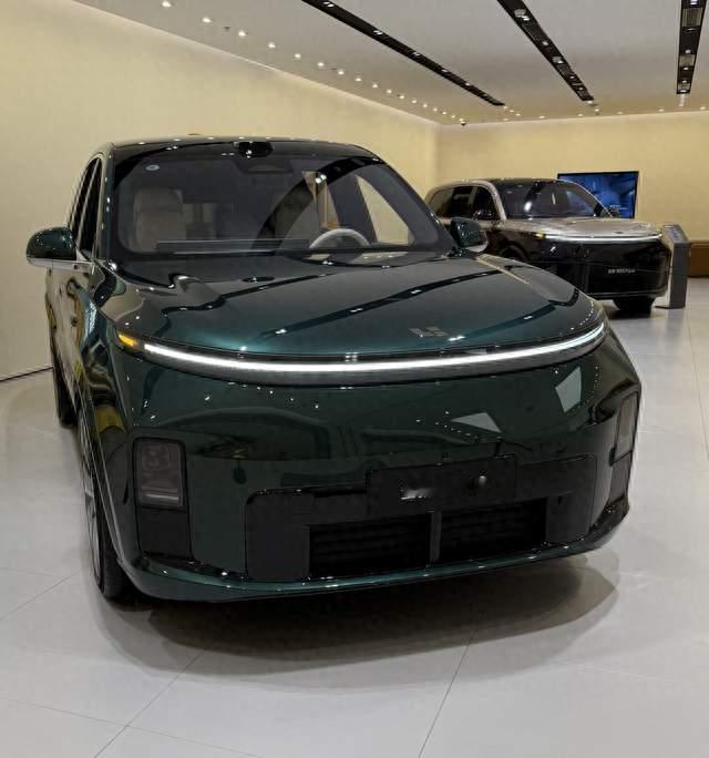 理想L8绕桩实测，60km/h速度绕桩，车身侧倾控制如何？