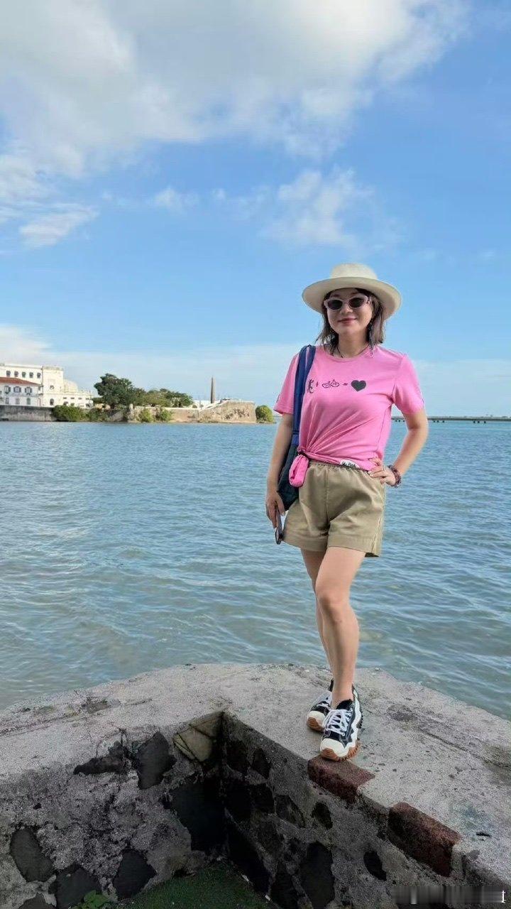 杨天真又瘦了从曾经的大码女装代言人到现在的轻盈状态，她用行动证明了不管胖瘦，都能