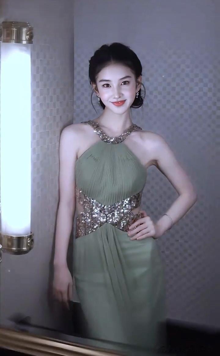 黄玉瑶灵动清甜，杏眼弯弯笑起来甜而不腻，笑里含娇 甜美颜值天花板