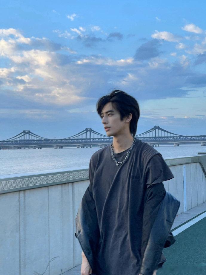 1.宋威龙签了悬疑剧的意向约，奇异果一个大ip男频也在考虑他，这个大ip剧丁禹兮