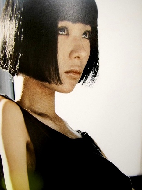 2000年，摄影师藤代冥砂镜头下的椎名林檎。 