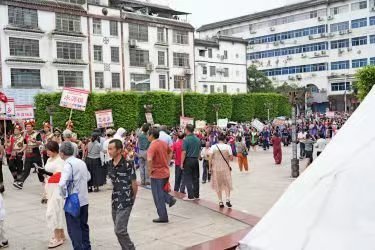 分龙非遗巡游嗨翻村BA远方游客沉浸式感受环江独特魅力。村BA球场激情四射，赛场挥