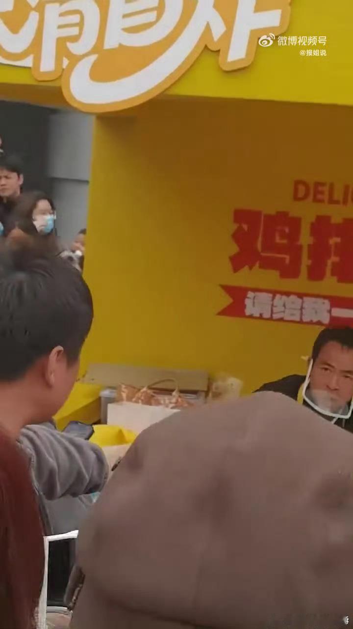 鸡排哥的鸡排卖到温州了温州春节限定鸡排哥 谁懂啊！鸡排哥竟会说温州话打招呼，也太