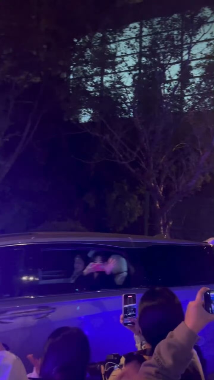 粉丝喊杨紫董竹君杨紫一边挥手一边拍照记录下粉丝 