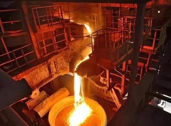 2022年，一名25岁的 瑞士电工失足掉进了一个720°C的熔炉， 熔化的 金属