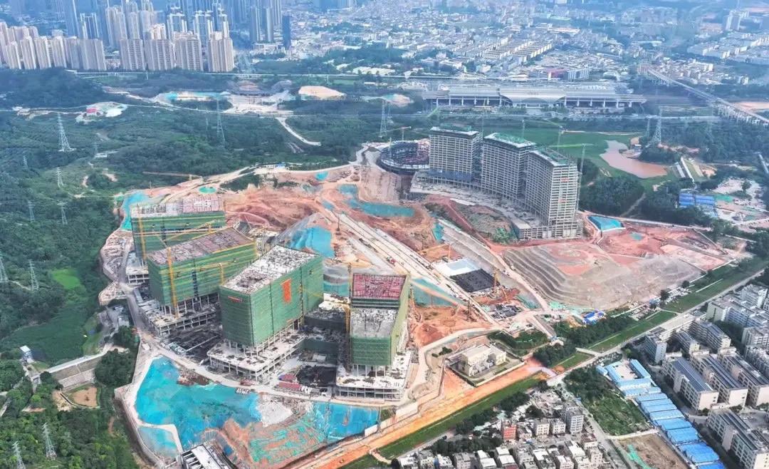 网友：比亚迪全球总部工地新图，进度挺快的，看得出来规模非常大，听说2028年投入