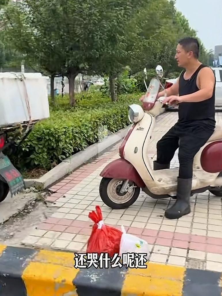 有没有认识他的？
      这位在市场上卖鸡🐔的老板，经常看到他，出手帮助有