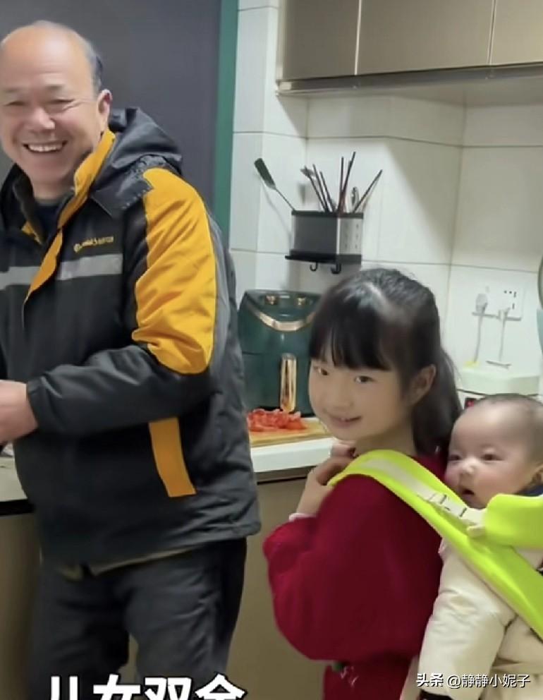 希希一家，老二背着弟弟来到厨房，爷爷看着笑呵呵，网友却心酸了：老二最难，这样带弟