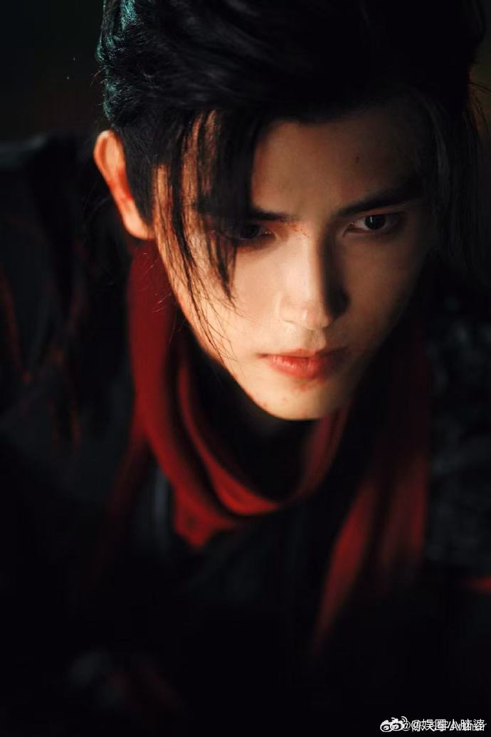 陈飞宇白日提灯沐浴戏 陈飞宇在沐浴戏里，用段胥的伤痕书写着角色的传奇📖，太有戏