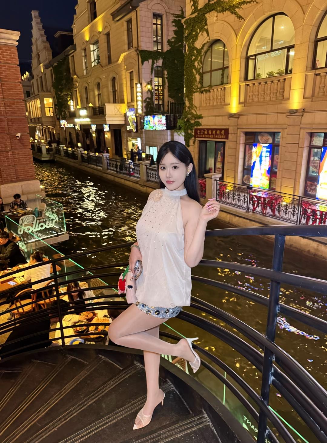 高跟鞋细节描述
女生穿的是浅色系尖头细跟高跟凉鞋，整体精致又显气质：
款式：尖头