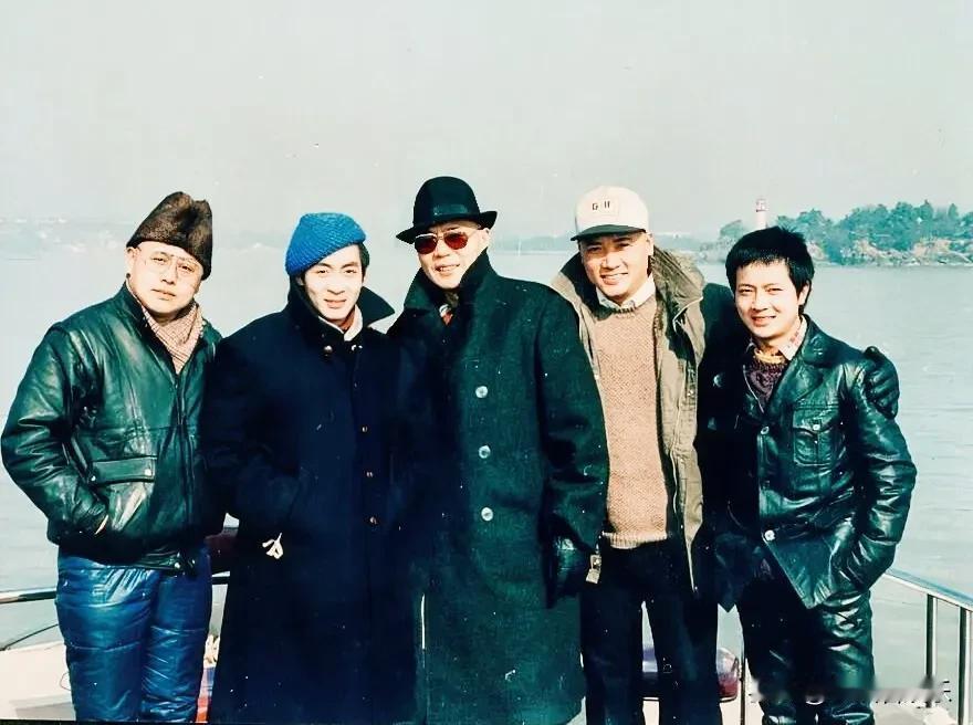一张明星合影照，他们曾在一部剧扮演师徒 ，只认出了中间的沙僧(闰怀礼)，沙师弟好
