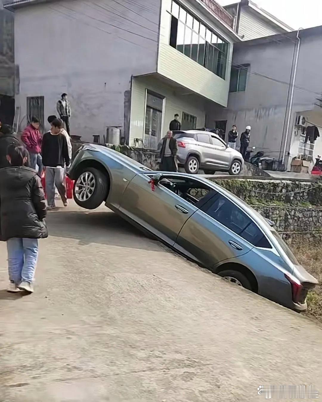 现在全村都知道买车了 