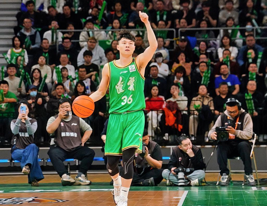 辽宁58-49领先！鄢手骐爆发救主，12分钟狂砍11分3抢断。

太提气了！辽宁