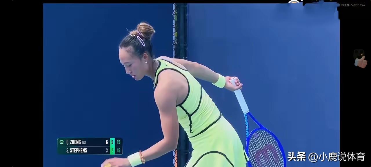 郑钦文赢球了！
但球迷却吵翻了。
 
大比分轻松过关。
场面却一言难尽。
 
失