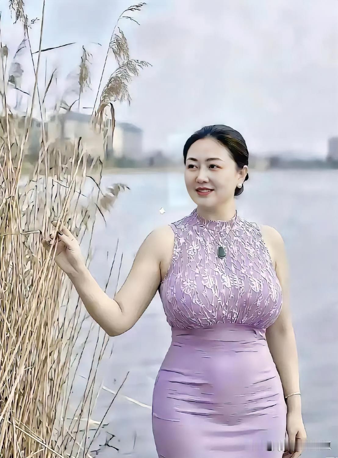 淡紫凝香，玉润珠圆。凭栏水岸，芦花摇曳间，温婉笑靥与清波共漾，勾勒出岁月沉淀的从