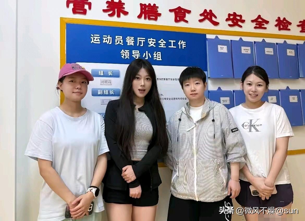 莎莎最新合影来了！
刚刚刷到今天莎莎和几个小姐姐一起合影了。一眼就看到心心念念的