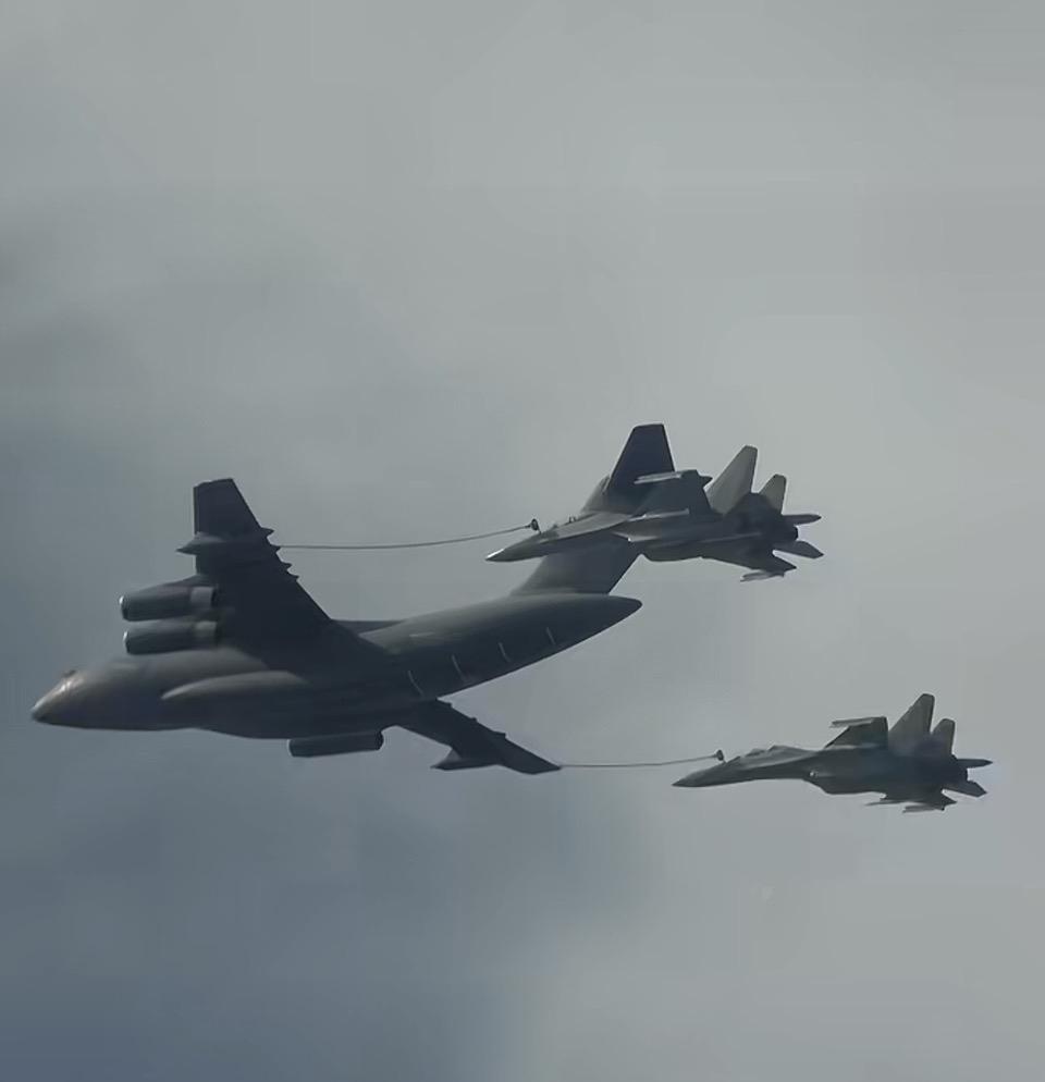 震撼的空中编队，战斗机与大型运输机齐飞，震撼人心！