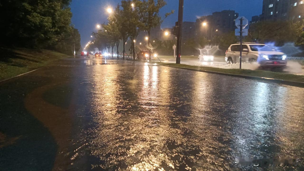今天的苏州和无锡遭遇到了前所未有的陆上13级台风，停水停电，道路积水，树木折断，