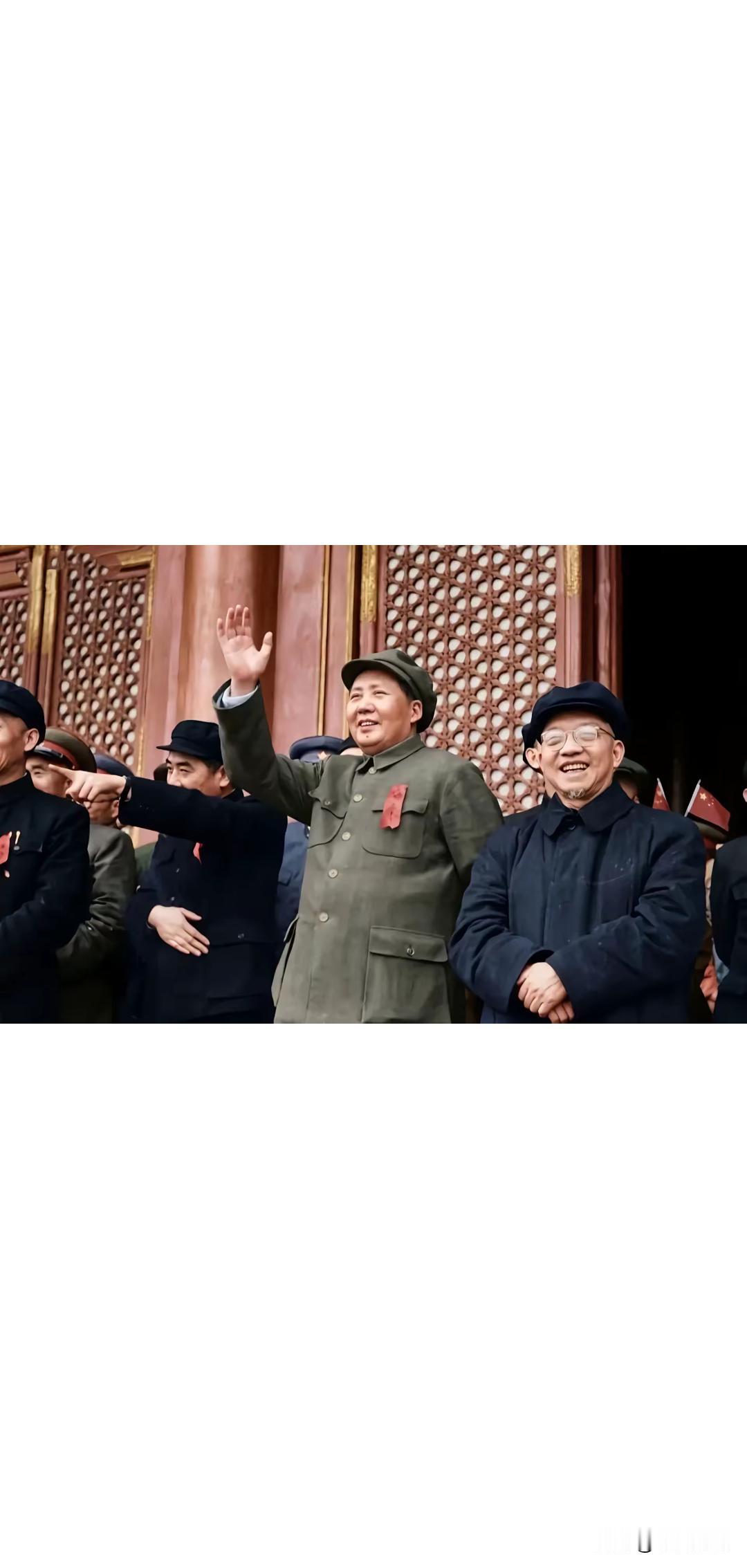 我们说毛主席万岁，他却说人民万岁！
那些小人为抬高自己，贬低伟人，无所不用其极！